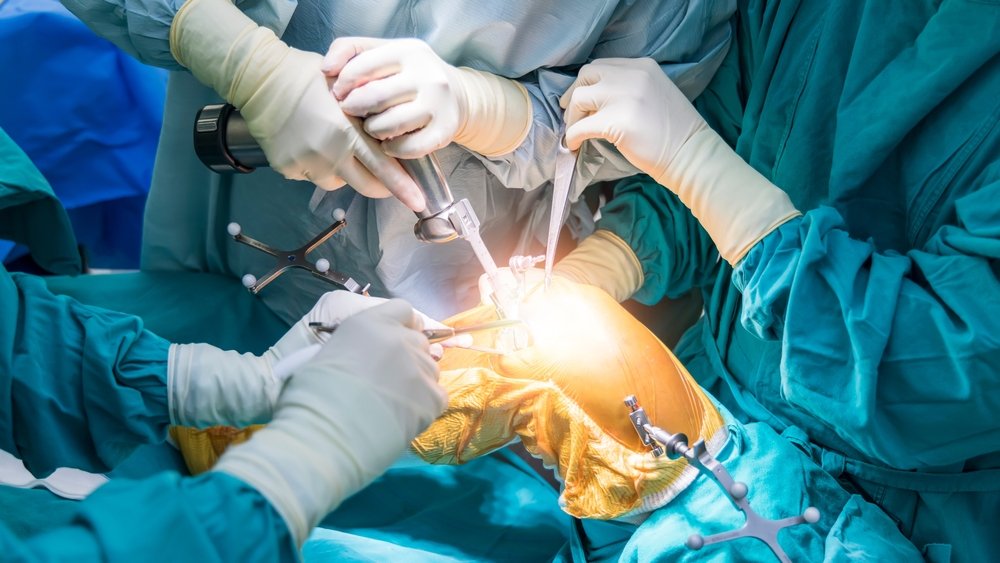 Doctor,Or,Surgeon,In,Blue,Gown,Used,Robotic,Navigator,Total